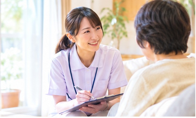 看護師がご利用者さまと丁寧にお話しする様子