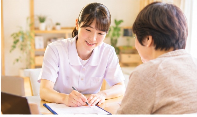 看護師とご利用者さまが訪問看護について相談する様子